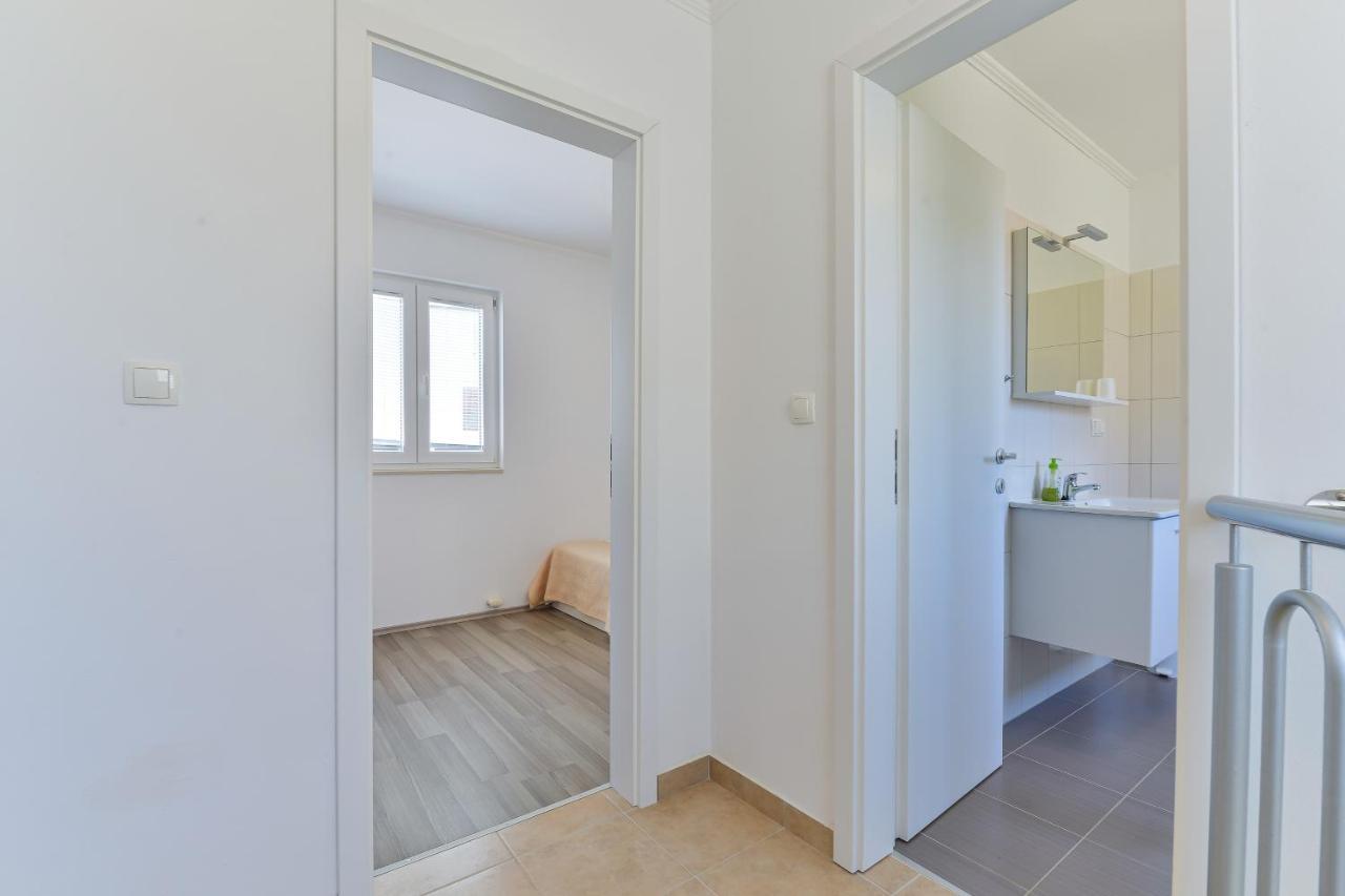 Apartments By The Sea Nin, Zadar - 13172 外观 照片